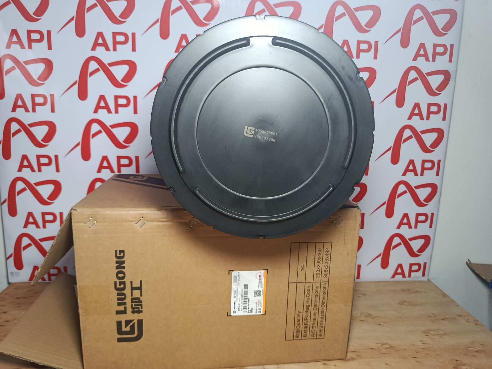 Thay lọc gió Liugong 855H giúp bảo vệ động cơ