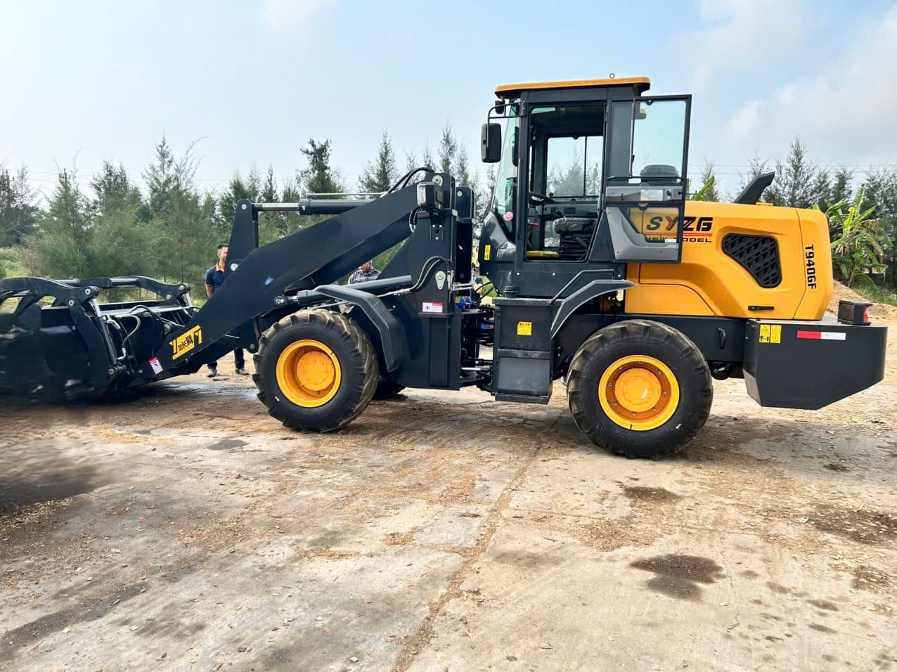 máy xúc lật kẹp gỗ SYZG