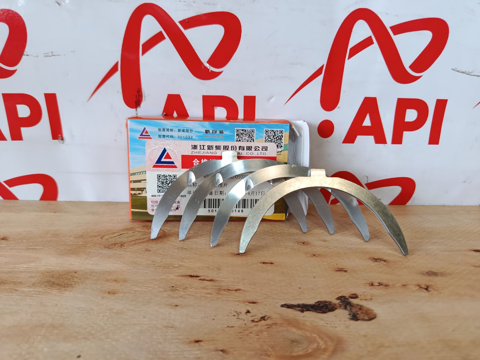 Kỹ thuật viên đang lắp miếng căn cốt chính hãng vào động cơ Xinchai 495, đảm bảo trục khuỷu hoạt động ổn định