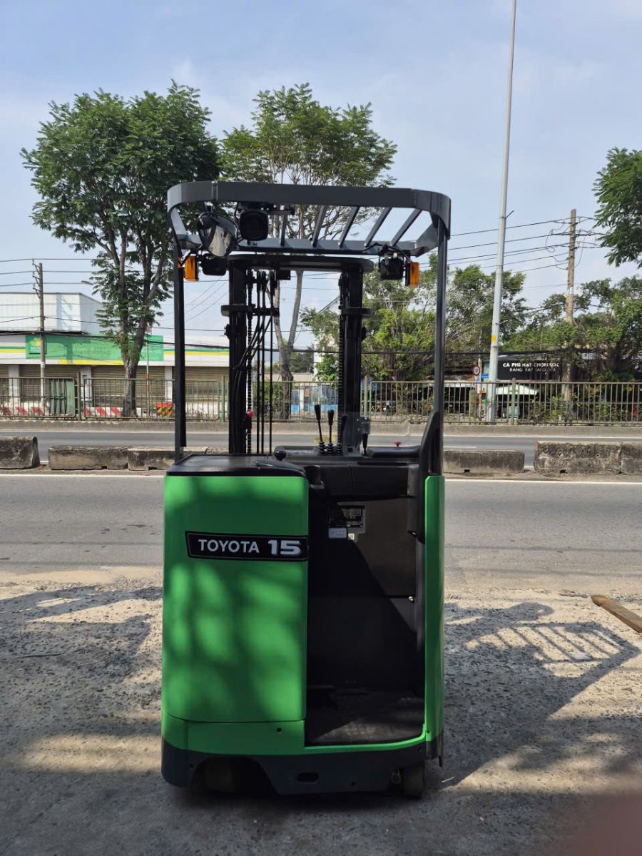 xe nâng điện toyota 1,5 tấn đứng lái